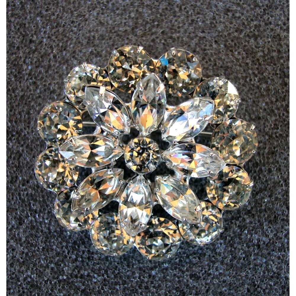Vintage Weiss Crystal Rhinestone Flower Brooch Pin Silver-Tone Jewelry